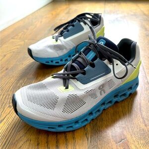 On Running Cloudstratus | Frost/Niagra | Size 8m